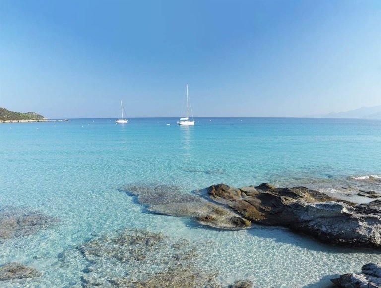 schöne Aussicht auf einen var Strand